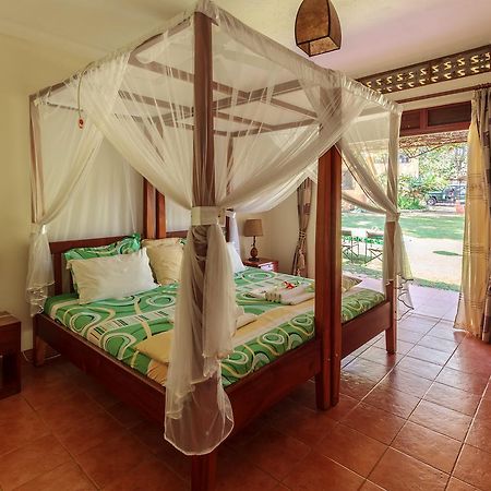 Airport Guesthouse Entebbe Ngoại thất bức ảnh