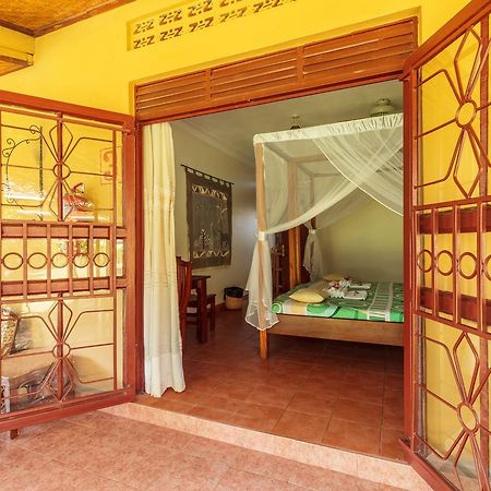 Airport Guesthouse Entebbe Ngoại thất bức ảnh