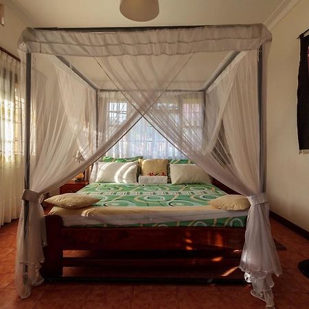 Airport Guesthouse Entebbe Ngoại thất bức ảnh