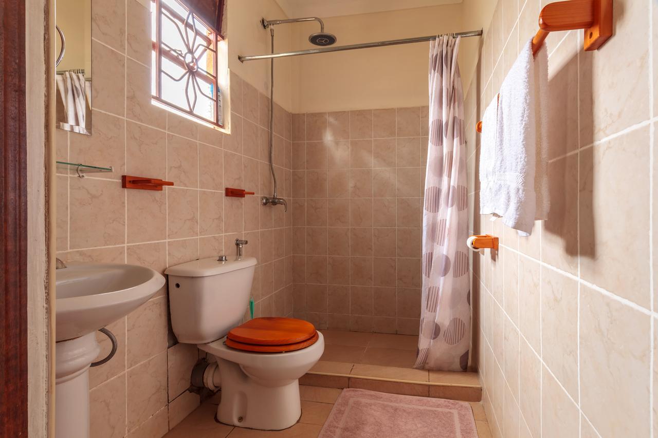Airport Guesthouse Entebbe Ngoại thất bức ảnh