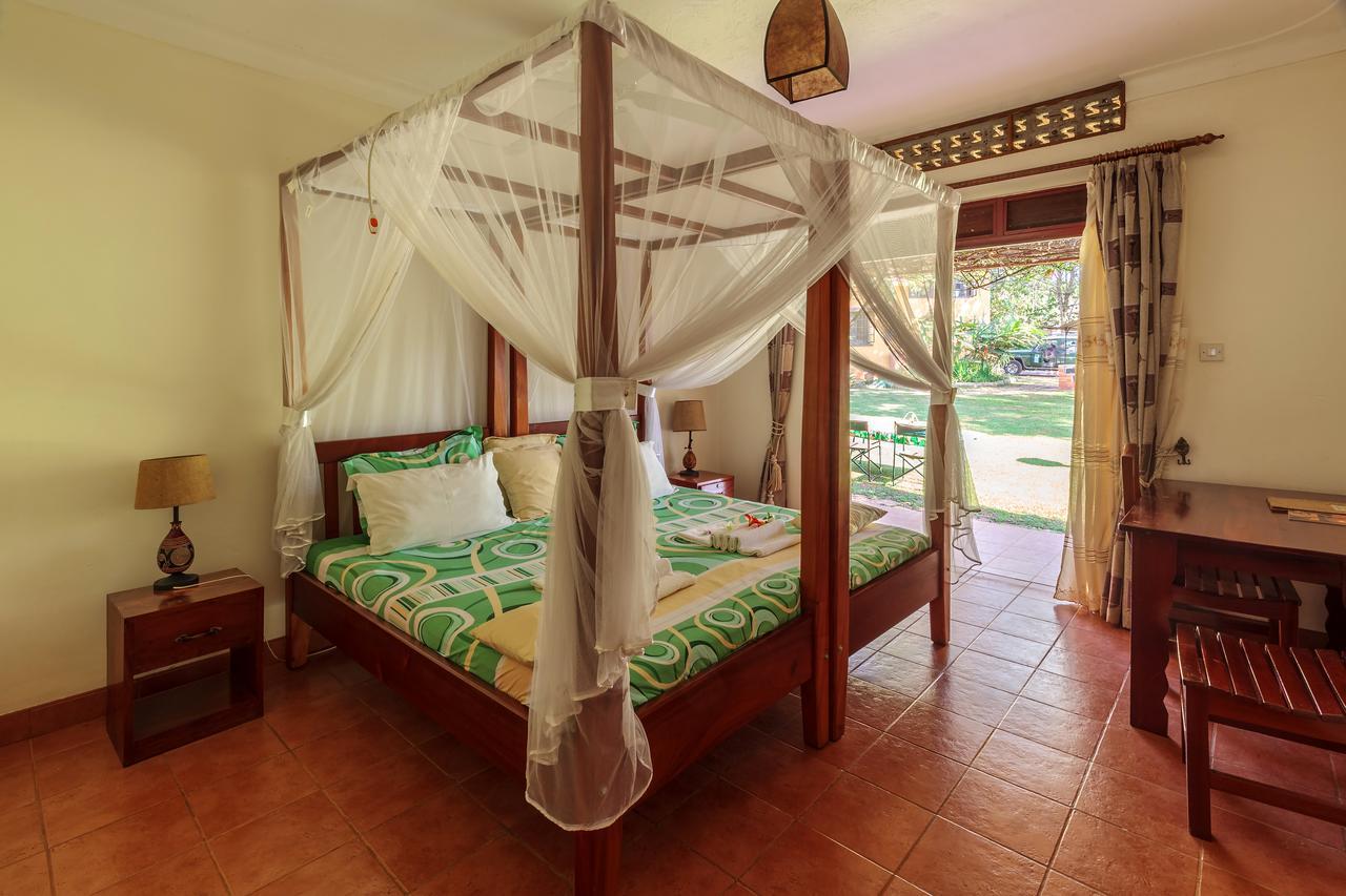 Airport Guesthouse Entebbe Ngoại thất bức ảnh