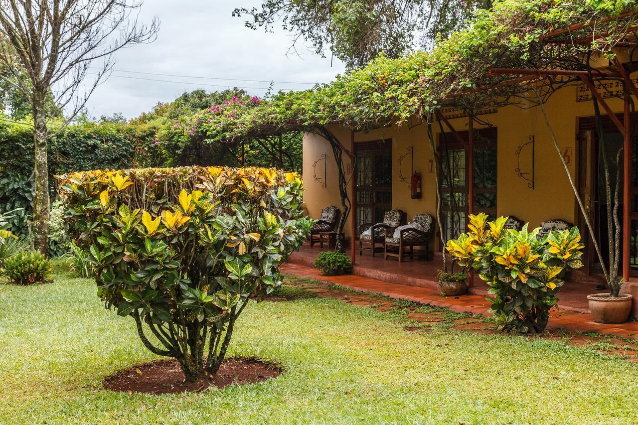 Airport Guesthouse Entebbe Ngoại thất bức ảnh
