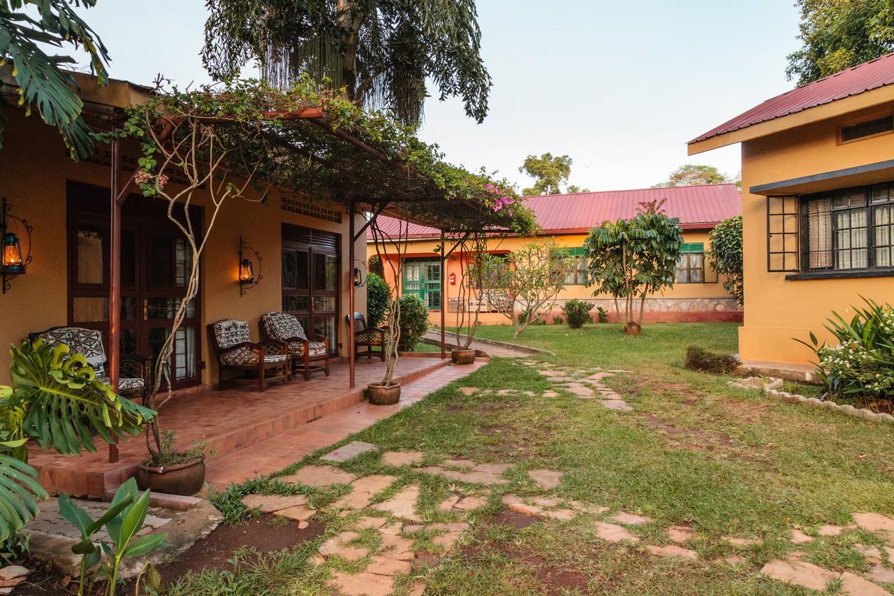 Airport Guesthouse Entebbe Ngoại thất bức ảnh