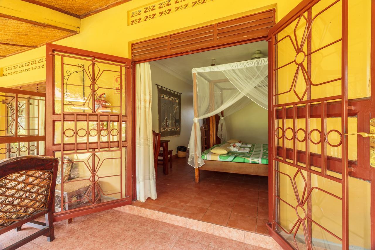 Airport Guesthouse Entebbe Ngoại thất bức ảnh