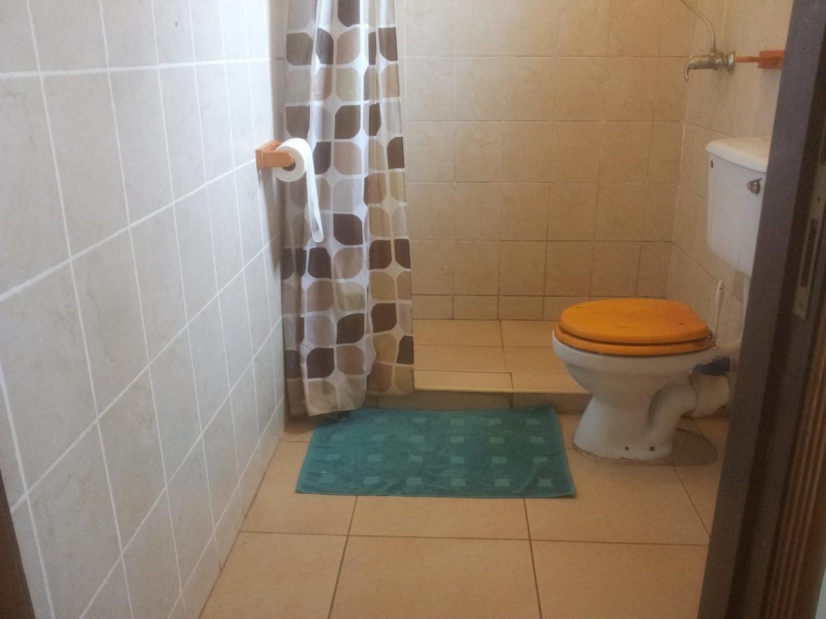 Airport Guesthouse Entebbe Ngoại thất bức ảnh