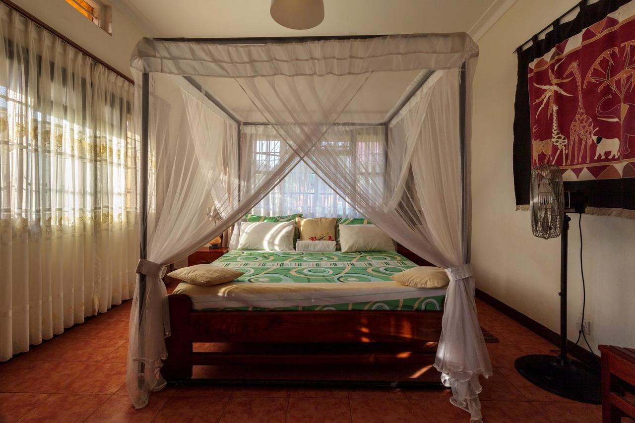 Airport Guesthouse Entebbe Ngoại thất bức ảnh