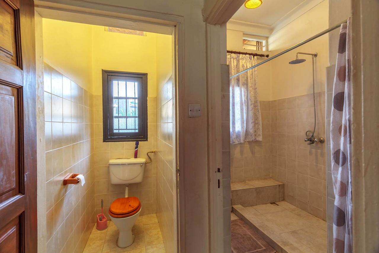 Airport Guesthouse Entebbe Ngoại thất bức ảnh